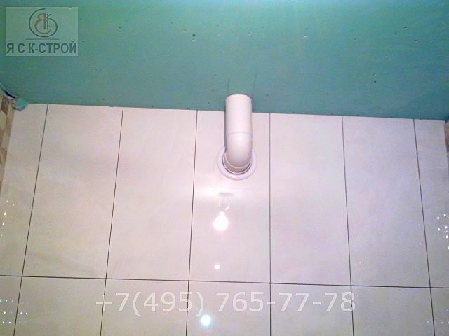 Ремонт маленькой ванной комнаты - потолок опустили и в нем спрятали трубу от вытяжки